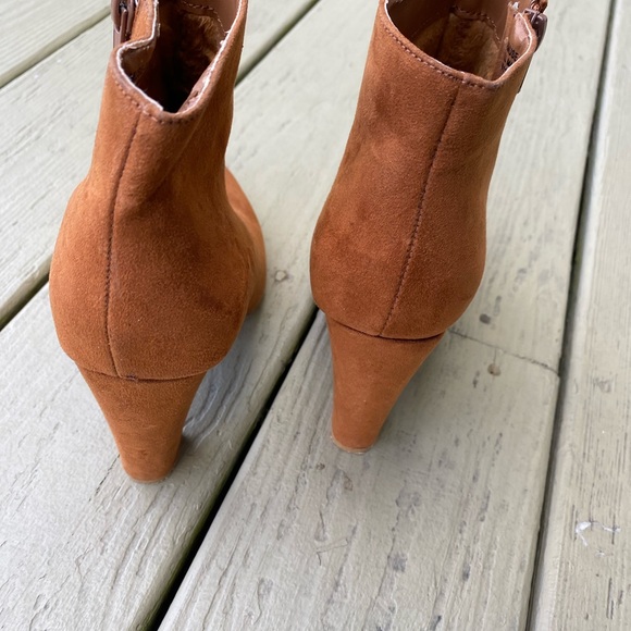 Bamboo - Woman’s camel color ankle faux side boots with 4” block heels, Size: 8 - Picture 5 of 9